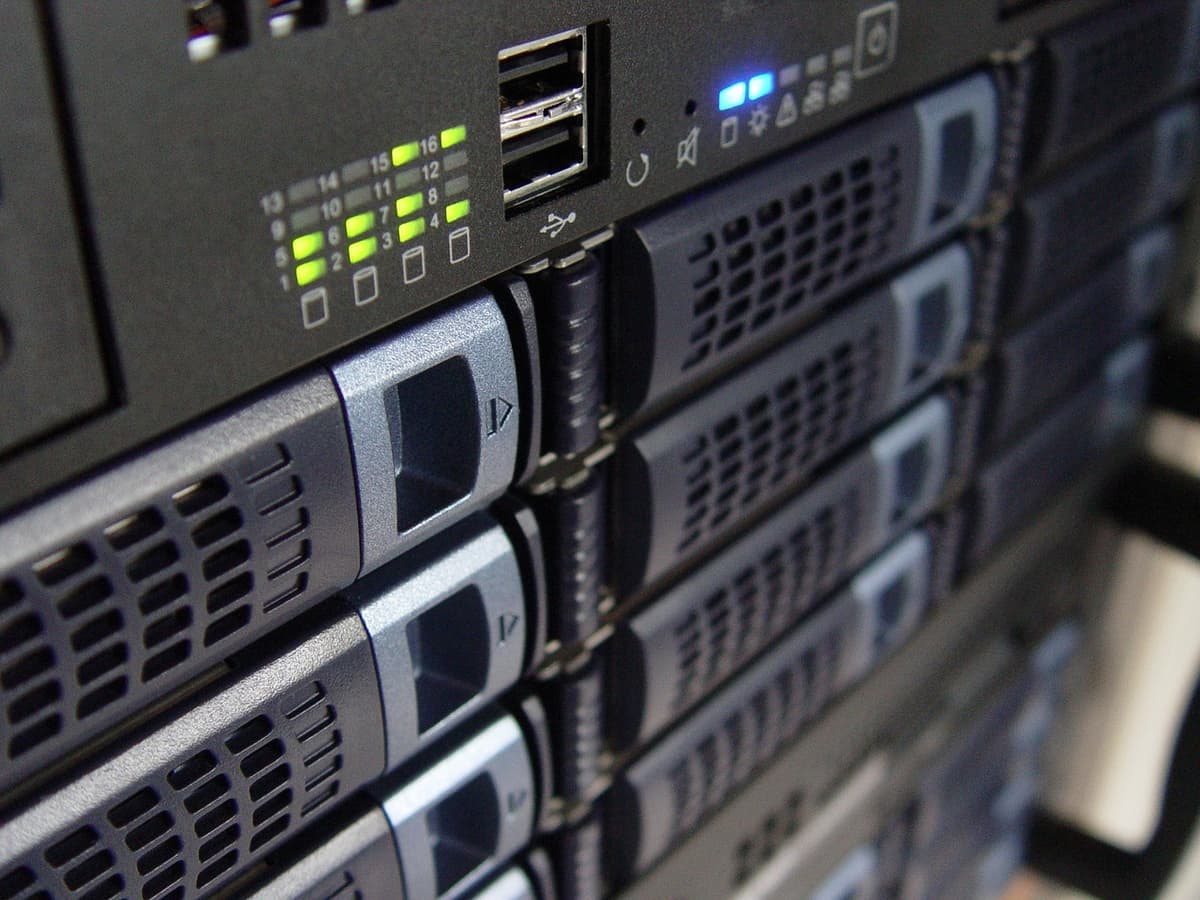 Moderner Serverraum mit Netzwerk-Infrastruktur